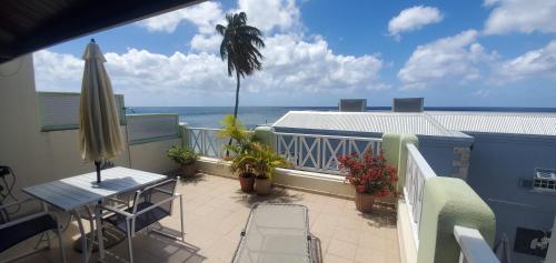 Balkong/terasse, Carib Edge, AC beach penthouse in Speightstown
