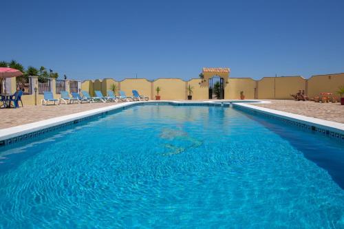  Casa Ana - delightful semi-detached villa with large swimming pool, tennis court and huge gardens plus Free wifi, Unterkunft in Turre