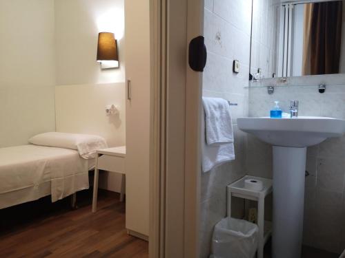 Hostal Lesseps - image 5