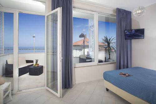 White Suite & Apartments Room Type - Two-Bedroom Apartment with Terrace and Sea View White Suite & Apartments Room Type - Two-Bedroom Apartment with Terrace and Sea View