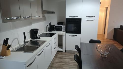 virtuve, Olive Tree House with Jacuzzi, WiFi and 40m2 pool in Širitovci