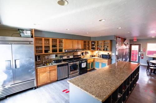 Kitchen, California Dreams Hostel - Ocean Beach in San Diego (CA)