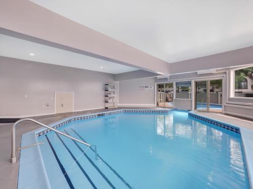 210 Pointes North Inn - image 4