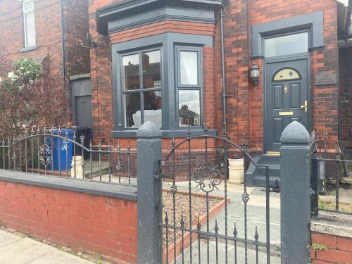 Quigley Buildings - Stylish Entire 2 bed House sleeps 5 Wigan - Private Garden - Free parking - Wifi - Secure garden