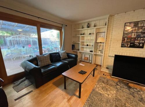 Spacious Master Bedroom w Own Bath in Lg Saratoga House - Cars Available - image 11
