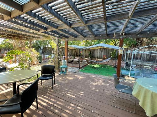 Private Rooms Inside Spacious Saratoga House w Large Yard & Cars Available - image 7