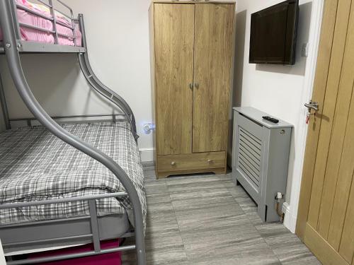 One bedroom in Poole with a private shower & Kitchenette