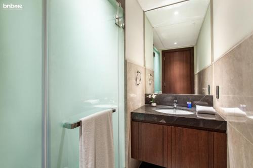 3B-Taj-2062 by bnbme homes