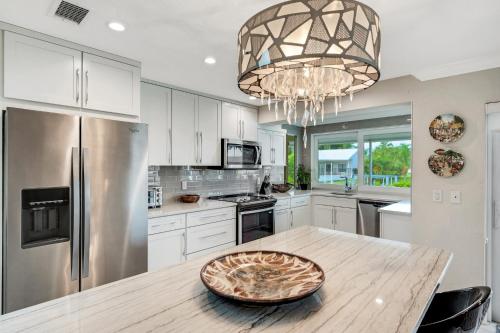 Beautiful 4-Bedroom 3-Bath House with Private Pool home - image 3