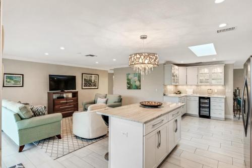 Beautiful 4-Bedroom 3-Bath House with Private Pool home - image 6