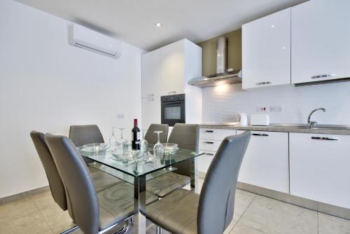 Off the Strand, Modern 3-bedroom Apartment