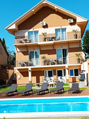 Karos Bianco Apartmanház – khách sạn tại Zalakaros