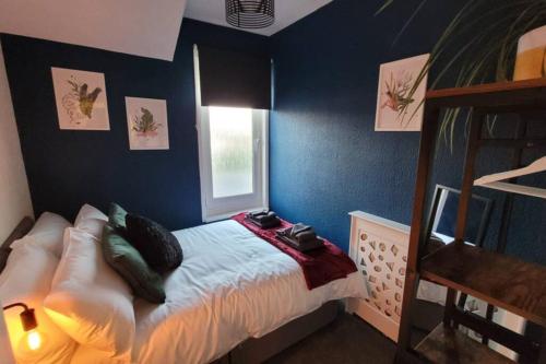 Near beach, Modern and Spacious 4 Bedroom House, Hot Tub, Wifi, Netflix, Parking