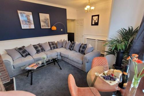 Modern and Spacious 4 Bedroom House, Hot Tub, Wifi, Netflix, Parking photo 2