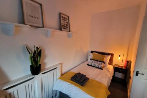 Modern and Spacious 4 Bedroom House, Hot Tub, Wifi, Netflix, Parking