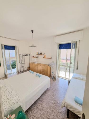 1 MINUTO DAL MARE Su due piani con giardino gîte à louer La Taverna