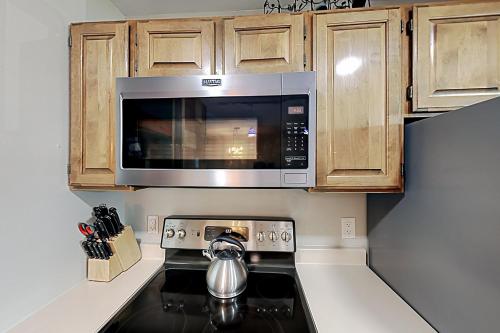 Top-Floor at Shadow Run - Pool Hot Tub & Locker condo - image 7