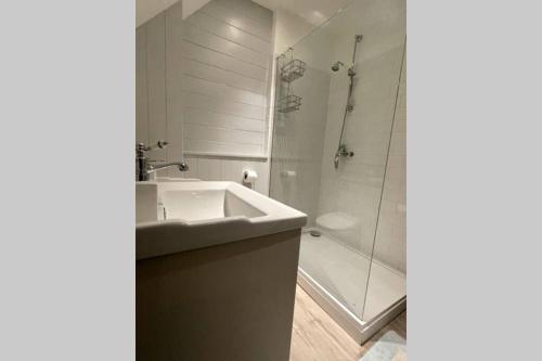 حمام, Cotswolds Cottage Ilmington with Wood Burning Stove & BBQ - pet friendly in إيلمينجتون