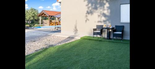 Iekārtas, Olive Tree House with Jacuzzi, WiFi and 40m2 pool in Širitovci