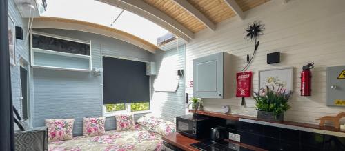 Kitchen, Shepherds hut Bath in Wick