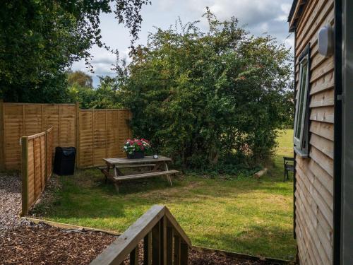 Garden, Shepherds hut Bath in Wick