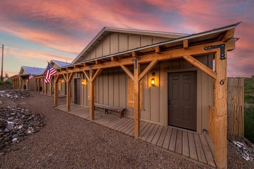 -Pet Friendly- Miners Cabin #5 -Two Double Beds - Private Balcony