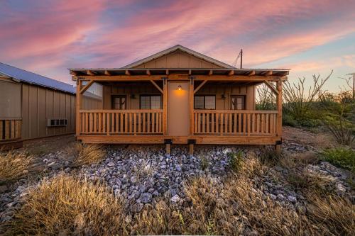 -Pet Friendly- Miners Cabin #5 -Two Double Beds - Private Balcony