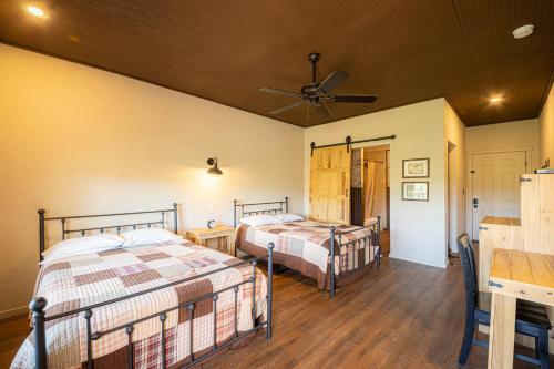 -Pet Friendly- Miners Cabin #5 -Two Double Beds - Private Balcony
