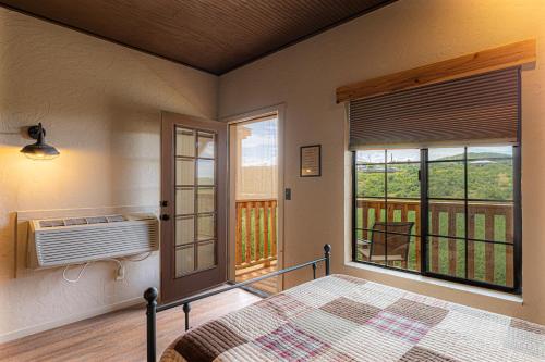 -Pet Friendly- Miners Cabin #5 -Two Double Beds - Private Balcony