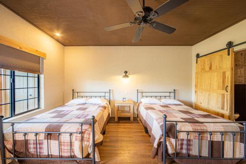 -Pet Friendly- Miners Cabin #5 -Two Double Beds - Private Balcony