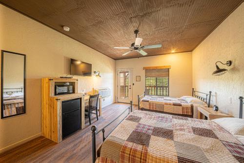 -Pet Friendly- Miners Cabin #5 -Two Double Beds - Private Balcony