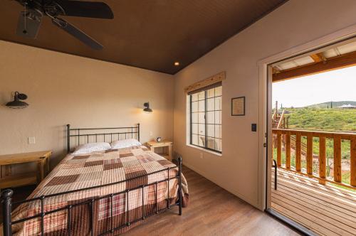 -Pet Friendly- Miners Cabin #5 -Two Double Beds - Private Balcony