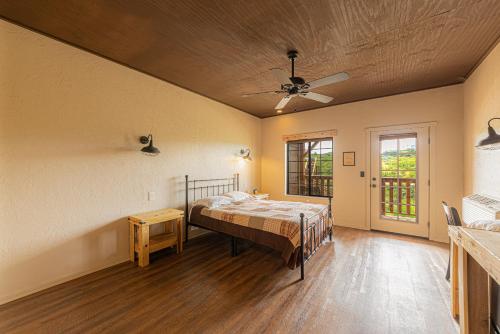 -Pet Friendly- Miners Cabin #5 -Two Double Beds - Private Balcony