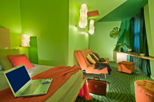 room detail thumbnail 1