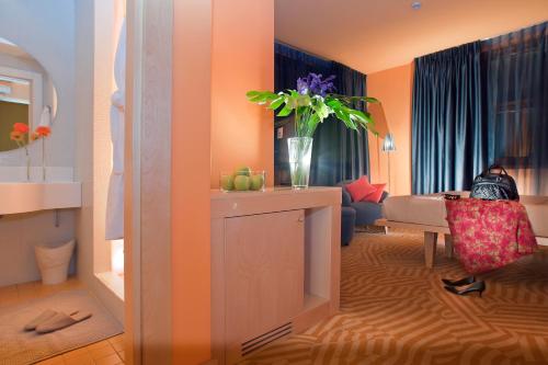 room detail thumbnail 1