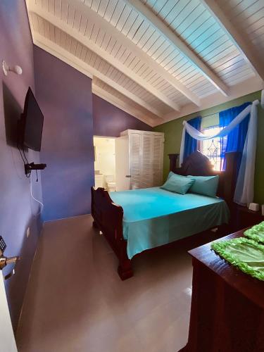 PARADISE VILLA SHAREd ONSITE PRIVATE POOL ONSITE GYM in Ocho Rios