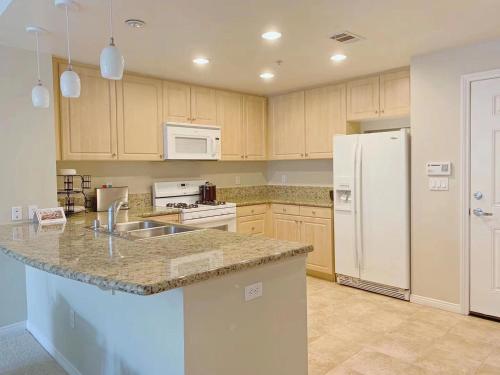 Irvine 2Bedroom 2 Bathroom Apartment with Kitchen Pool gym in Irvine, USA
