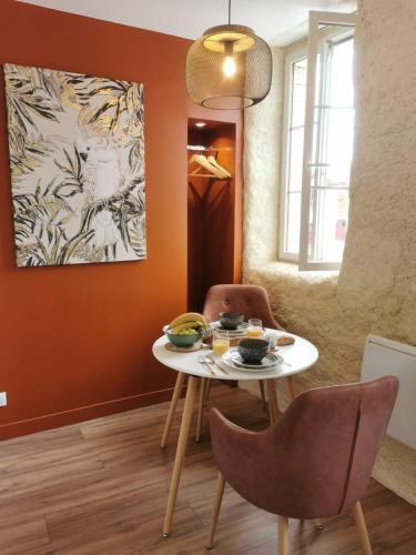 . Les appartements du centre, refaits à neuf, climatiseur mobile, hyper centre, 50m à pieds des commerces, restaurants, parking gratuit