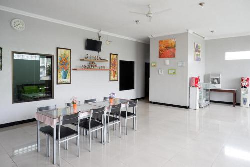 เรดดอร์ซ ชาเรียะห์ แอต ซูนัน โบนัง มาเกลัง (RedDoorz Syariah @ Sunan Bonang Magelang) in มาเกรัง