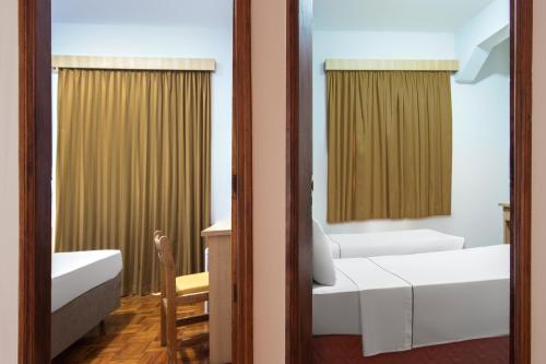 1 double bed, 2 twin beds