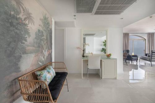 Luxury Sea View 2BR + Balcony & Pool - BerryStays