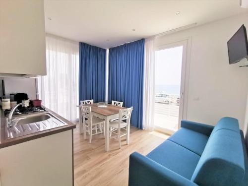 Double Room with Sea View image 2