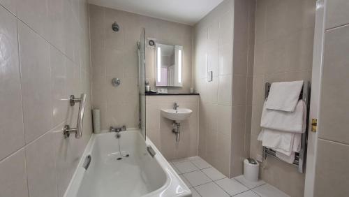 Ванна кімната, Reigate Manor Hotel in Рейгейт