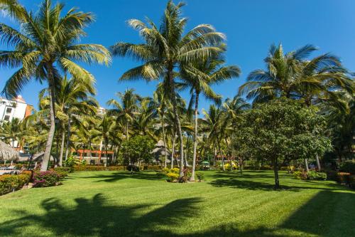 Perfect getaway for two! Wonderful & bright loft, spacious balcony overlooking the pool Beachfront r