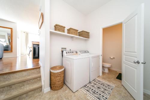 Chic Home, 8 Min to WEM & River Cree Casino, Fireplace, King Bed, Patio, Netflix, WiFi