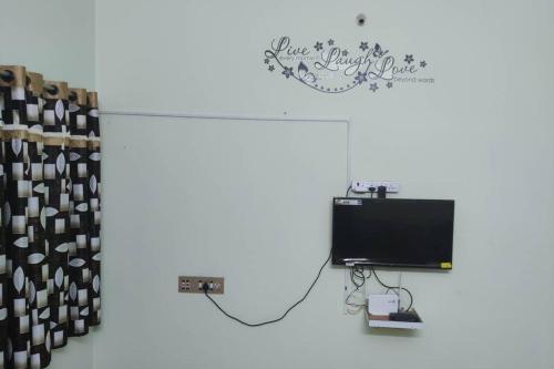 Spacious 2BHK. Airport 20 Mins/AC/TV/WiFi/Kitchen.