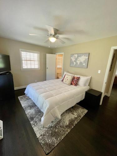 Modern house w/ easy access to UPT & SE Charlotte