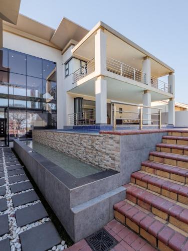 Luxury Umhlanga Villa, 5 en-suite bedrooms & Pool