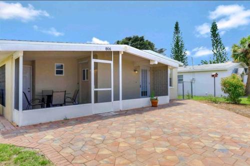 Comfy 3 bedroom with parking & close to everything