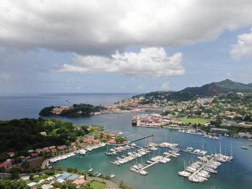 Фасада на хотела, CasaCalypso Grenada in Springs